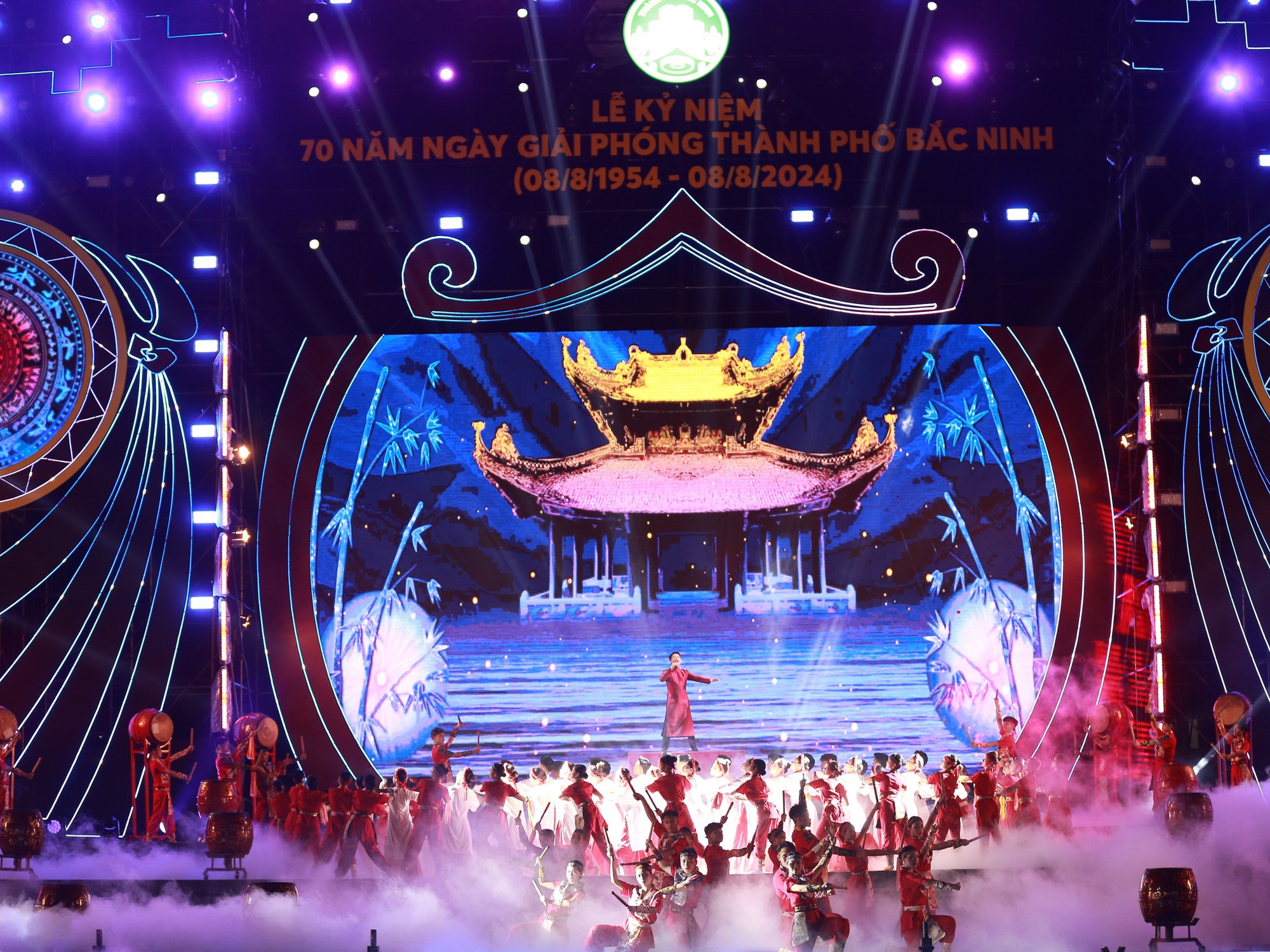 Người dân chen chân thưởng thức màn trình diễn ánh sáng trong Lễ kỷ niệm Giải phóng thành phố Bắc Ninh- Ảnh 3.