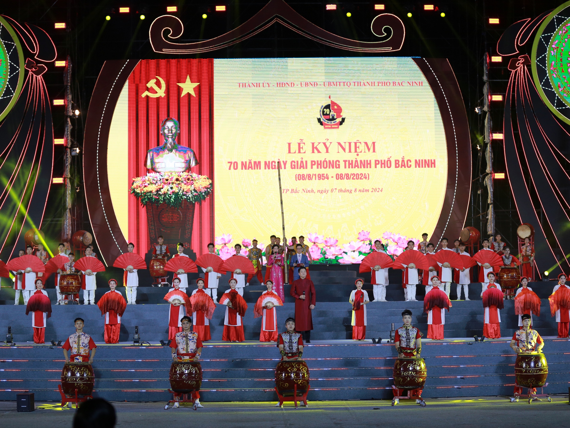 Người dân chen chân thưởng thức màn trình diễn ánh sáng trong Lễ kỷ niệm Giải phóng thành phố Bắc Ninh- Ảnh 4.