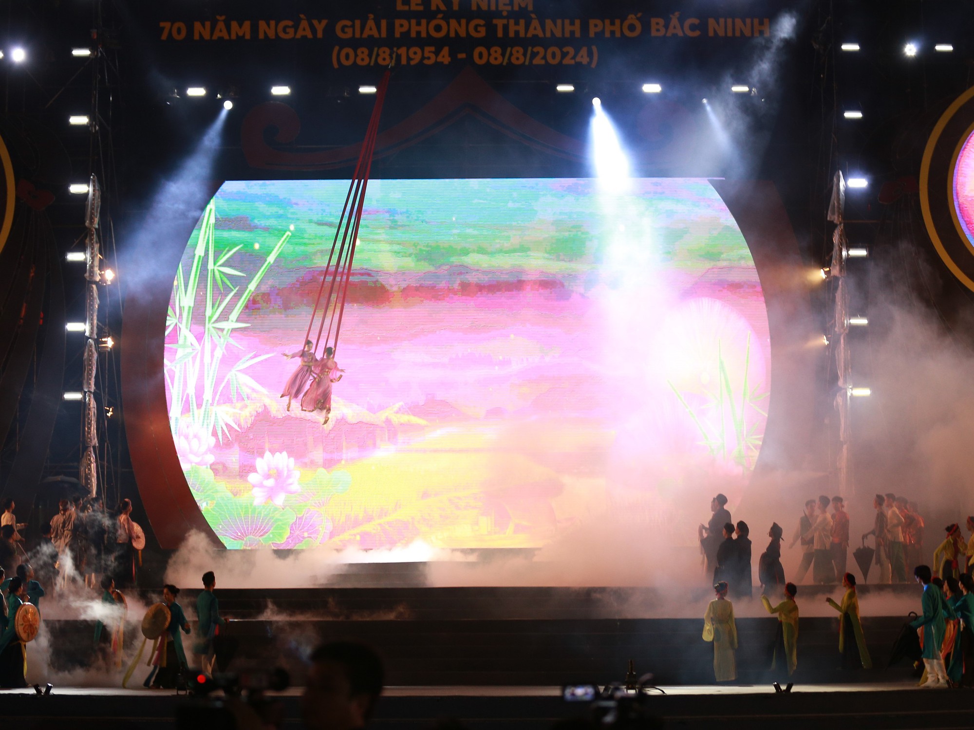 Người dân chen chân thưởng thức màn trình diễn ánh sáng trong Lễ kỷ niệm Giải phóng thành phố Bắc Ninh- Ảnh 9.