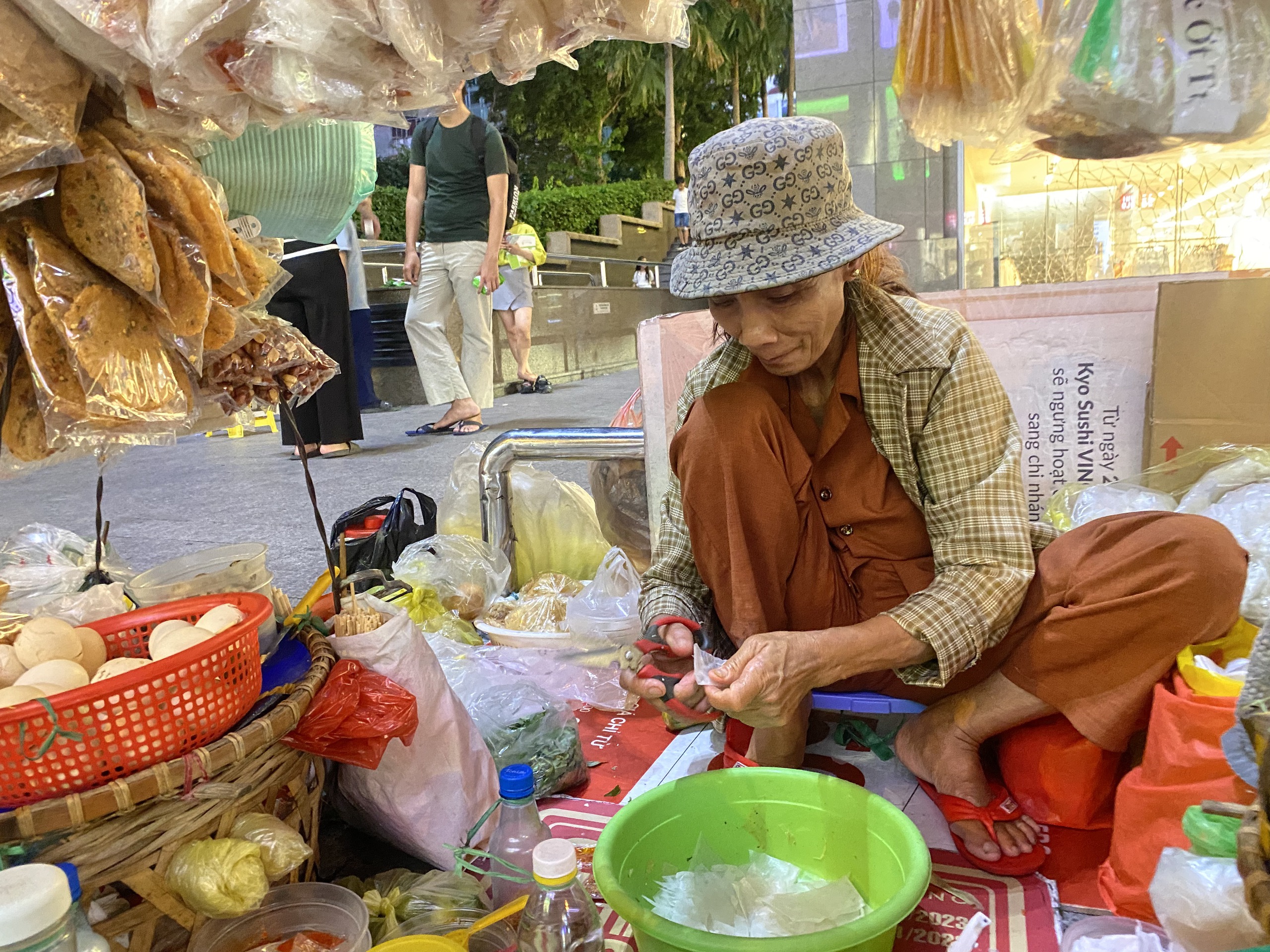 BÁNH TRÁNG TRỘN BÀ GÁNH ĐẶC SẢN SÀI GÒN HẤP DẪN VỚI VỊ CHUA CAY ĐẬM ĐÀ