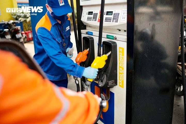 Gi&aacute; xăng giảm mạnh lần thứ năm li&ecirc;n tiếp, về dưới 22.000 đồng/l&iacute;t- Ảnh 1.