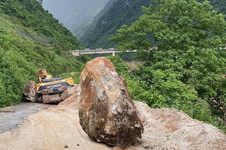 Đá lăn đè chết tài xế máy xúc ở Lai Châu- Ảnh 1.