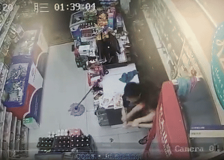 Đến cướp tiền, tên cướp được chủ quán “mời” 6 chai rượu: Camera ghi lại cảnh ngỡ ngàng!- Ảnh 2. Đến cướp tiền, tên cướp được chủ quán “mời” 6 chai rượu: Camera ghi lại cảnh ngỡ ngàng!- Ảnh 2.