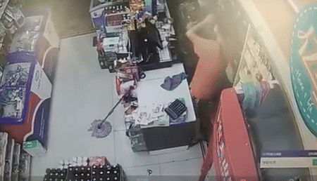 Đến cướp tiền, tên cướp được chủ quán “mời” 6 chai rượu: Camera ghi lại cảnh ngỡ ngàng!- Ảnh 1. Đến cướp tiền, tên cướp được chủ quán “mời” 6 chai rượu: Camera ghi lại cảnh ngỡ ngàng!- Ảnh 1.