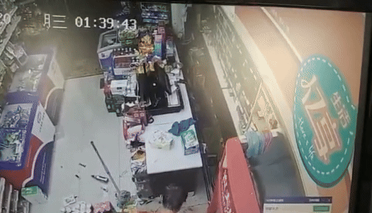 Đến cướp tiền, tên cướp được chủ quán “mời” 6 chai rượu: Camera ghi lại cảnh ngỡ ngàng!- Ảnh 3. Đến cướp tiền, tên cướp được chủ quán “mời” 6 chai rượu: Camera ghi lại cảnh ngỡ ngàng!- Ảnh 3.