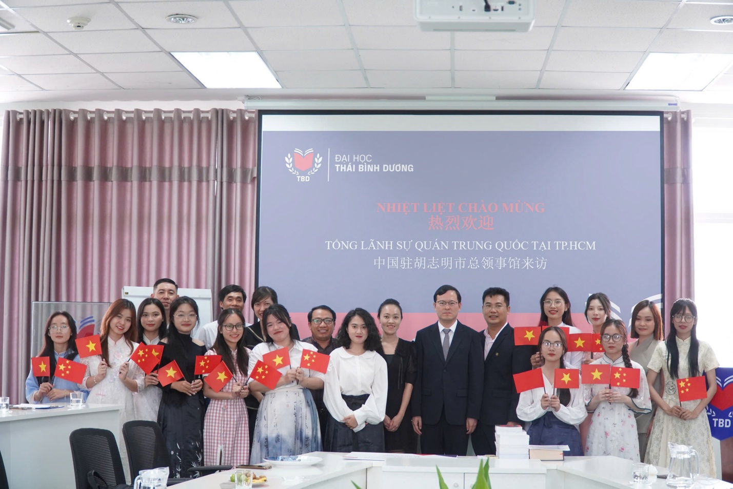 Trường Đại học Th&aacute;i B&igrave;nh Dương tặng laptop cho t&acirc;n sinh vi&ecirc;n- Ảnh 2.