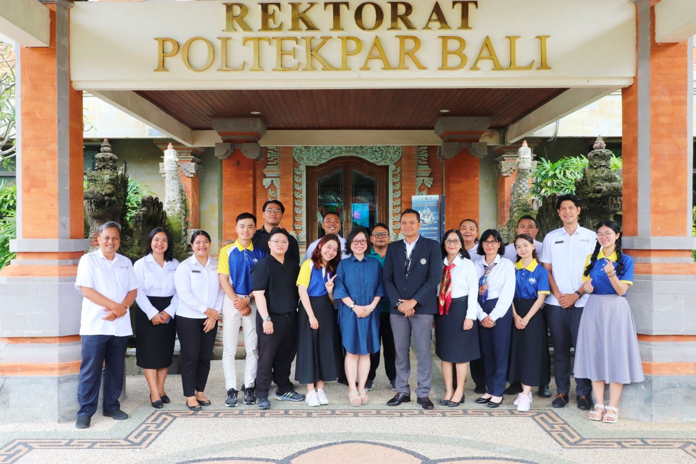 Trường Đại học Th&aacute;i B&igrave;nh Dương tặng laptop cho t&acirc;n sinh vi&ecirc;n- Ảnh 3.