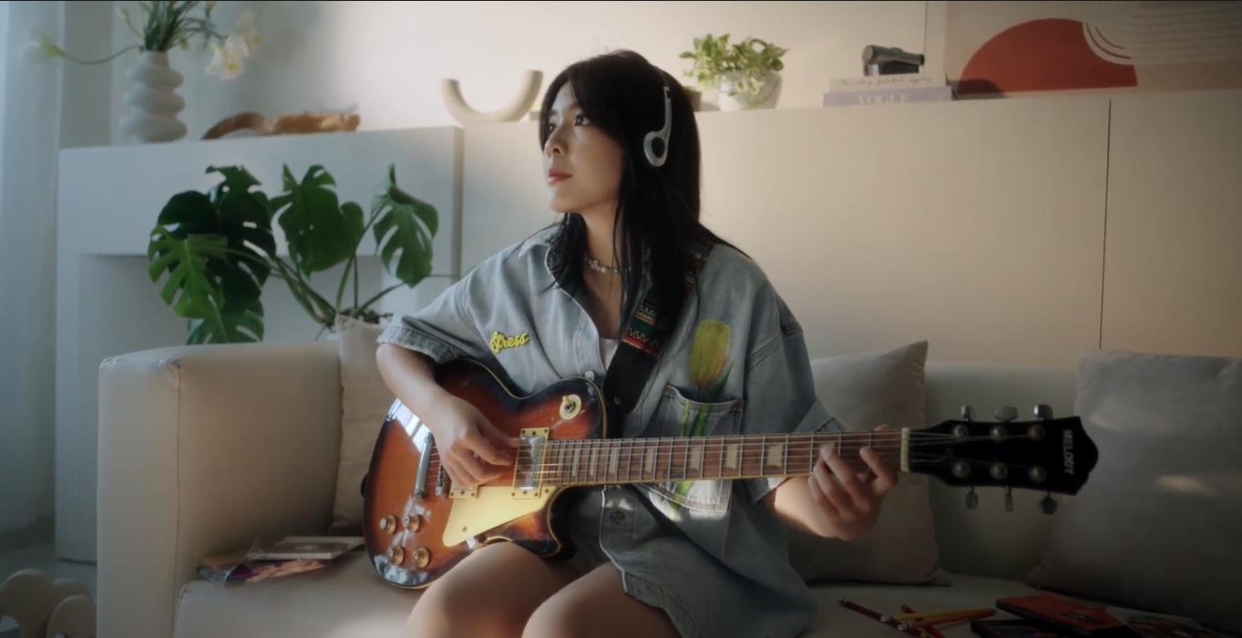 M&ugrave;a h&egrave; của Changg v&agrave; PiaLinh - 3 outfit đậm chất thanh xu&acirc;n trong MV Anh Đang Nơi Đ&acirc;u- Ảnh 3.