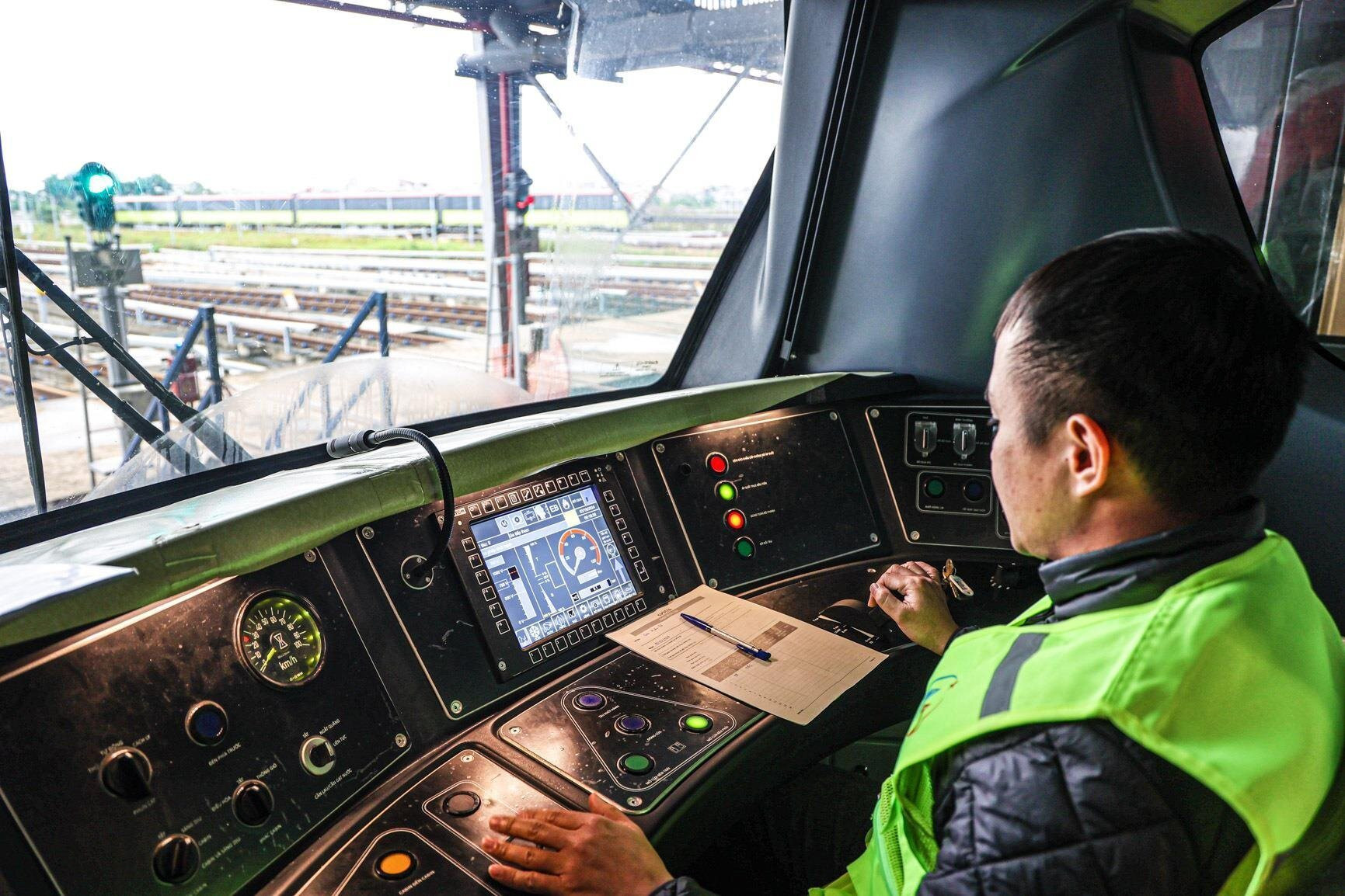 Tàu metro Nhổn - ga Hà Nội có nút chống ngủ gật cho tài xế?- Ảnh 1. Tàu metro Nhổn - ga Hà Nội có nút chống ngủ gật cho tài xế?- Ảnh 1.