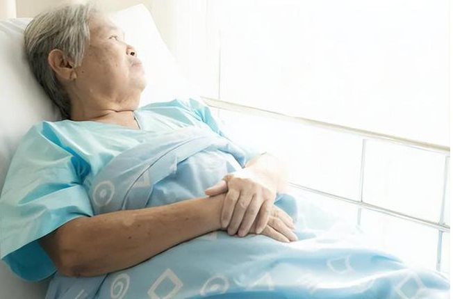 Một m&igrave;nh chăm s&oacute;c mẹ 10 năm m&agrave; kh&ocirc;ng nhận được đồng n&agrave;o: Đến khi b&agrave; qua đời, t&ocirc;i b&agrave;ng ho&agrave;ng với di ch&uacute;c b&agrave; để lại- Ảnh 1.