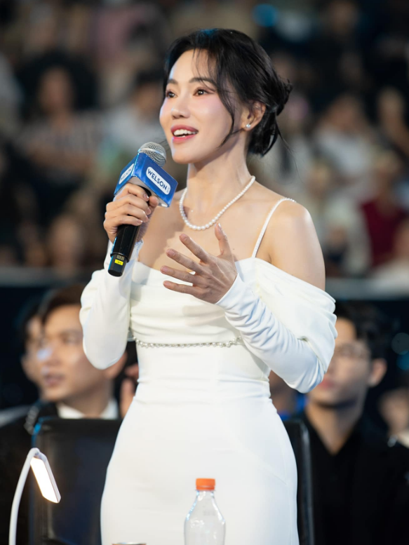 Clip bà Phạm Kim Dung thái độ căng thẳng với Hoa hậu Lê Hoàng Phương- Ảnh 4. Clip bà Phạm Kim Dung thái độ căng thẳng với Hoa hậu Lê Hoàng Phương- Ảnh 4.