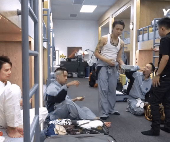 Thứ bí ẩn nhất show Chông Gai: Hộp bánh…