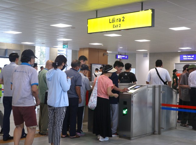 Hơn 4.670 người đ&atilde; đi t&agrave;u Nhổn - Ga H&agrave; Nội trong 2 giờ đầu ti&ecirc;n lăn b&aacute;nh- Ảnh 1.