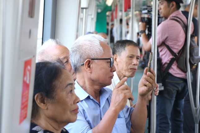 Hơn 4.670 người đ&atilde; đi t&agrave;u Nhổn - Ga H&agrave; Nội trong 2 giờ đầu ti&ecirc;n lăn b&aacute;nh- Ảnh 2.