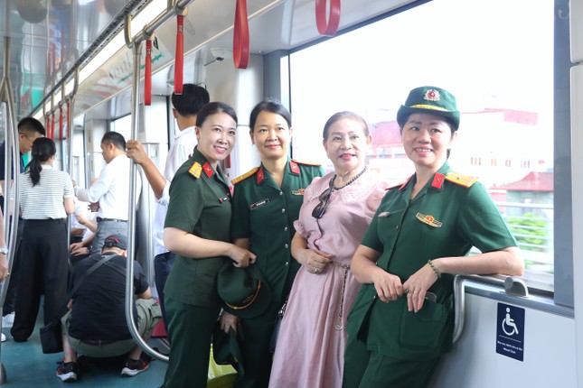 Hơn 4.670 người đ&atilde; đi t&agrave;u Nhổn - Ga H&agrave; Nội trong 2 giờ đầu ti&ecirc;n lăn b&aacute;nh- Ảnh 3.