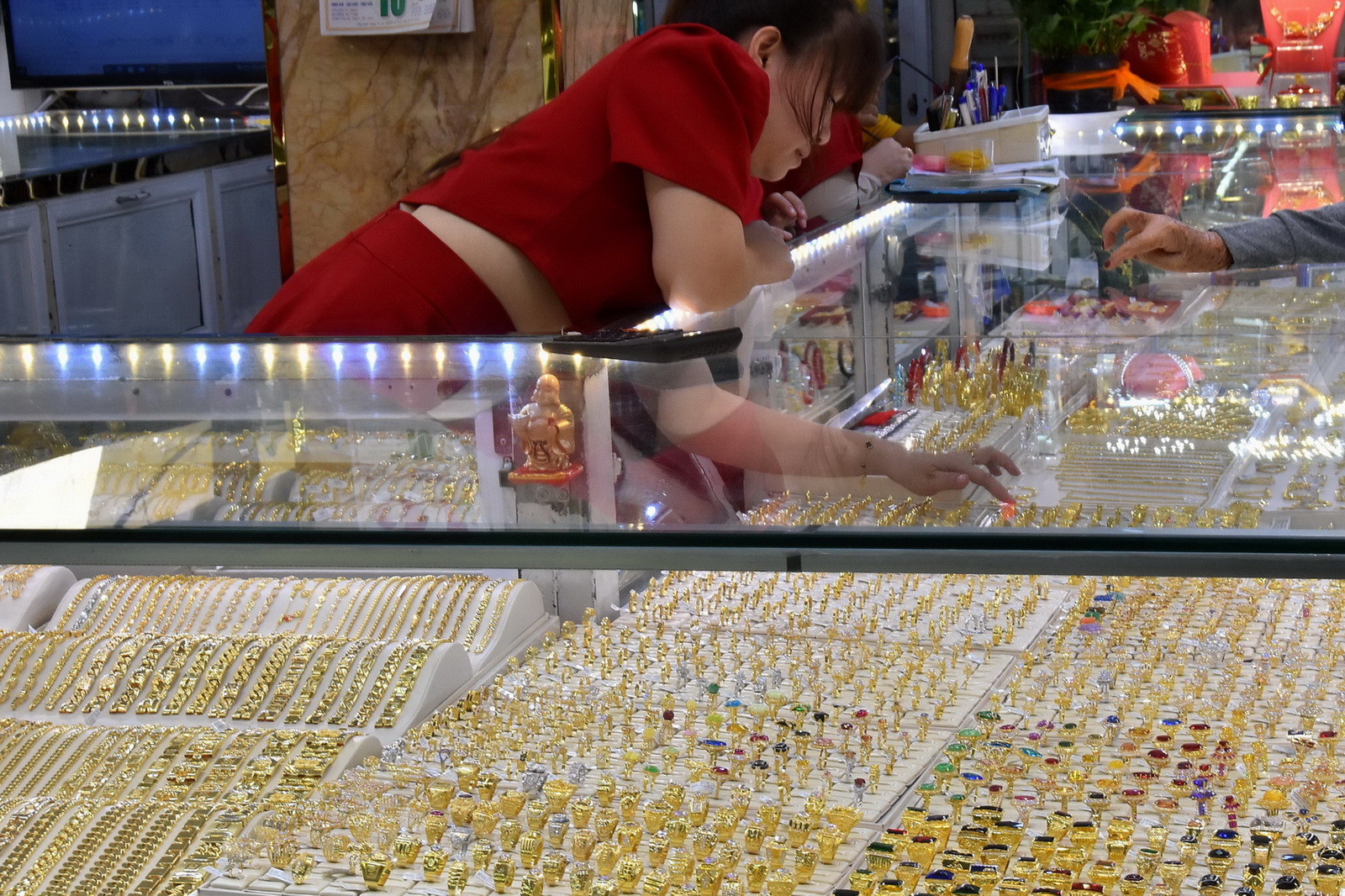 Gi&aacute; v&agrave;ng h&ocirc;m nay, 9-8: Đảo chiều tăng mạnh- Ảnh 1.