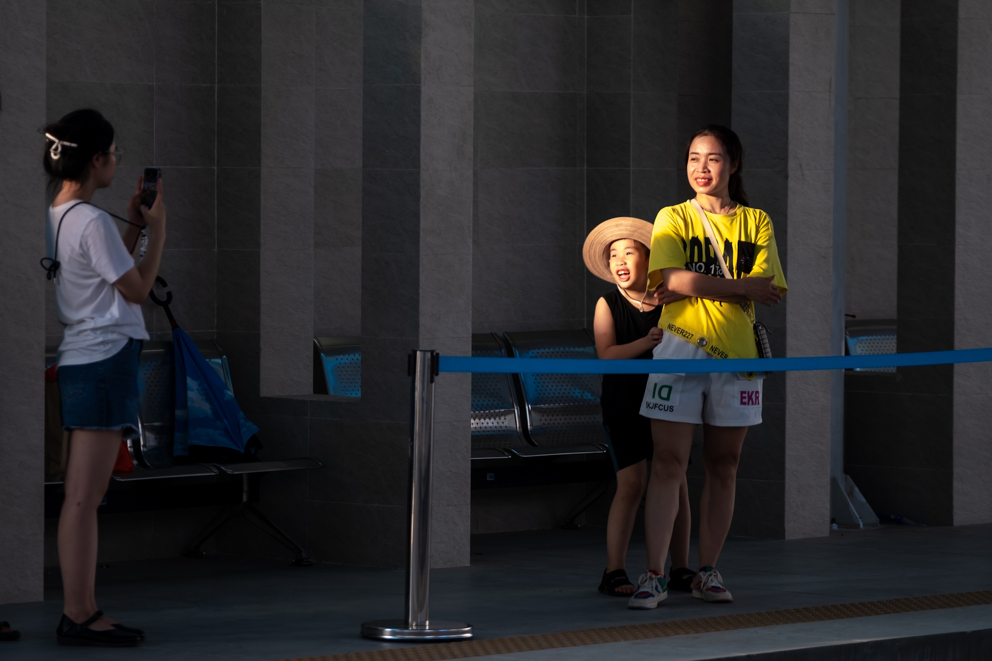 Xiêu lòng khoảnh khắc ánh hoàng hôn phủ vàng lên tuyến tàu Metro Nhổn - ga Hà Nội trong ngày đầu đón khách- Ảnh 9.