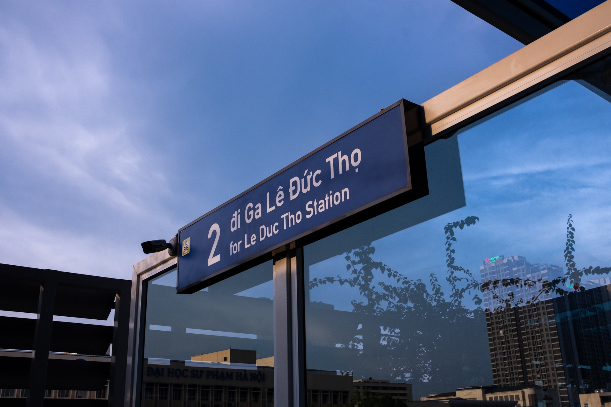 Xiêu lòng khoảnh khắc ánh hoàng hôn phủ vàng lên tuyến tàu Metro Nhổn - ga Hà Nội trong ngày đầu đón khách- Ảnh 12.
