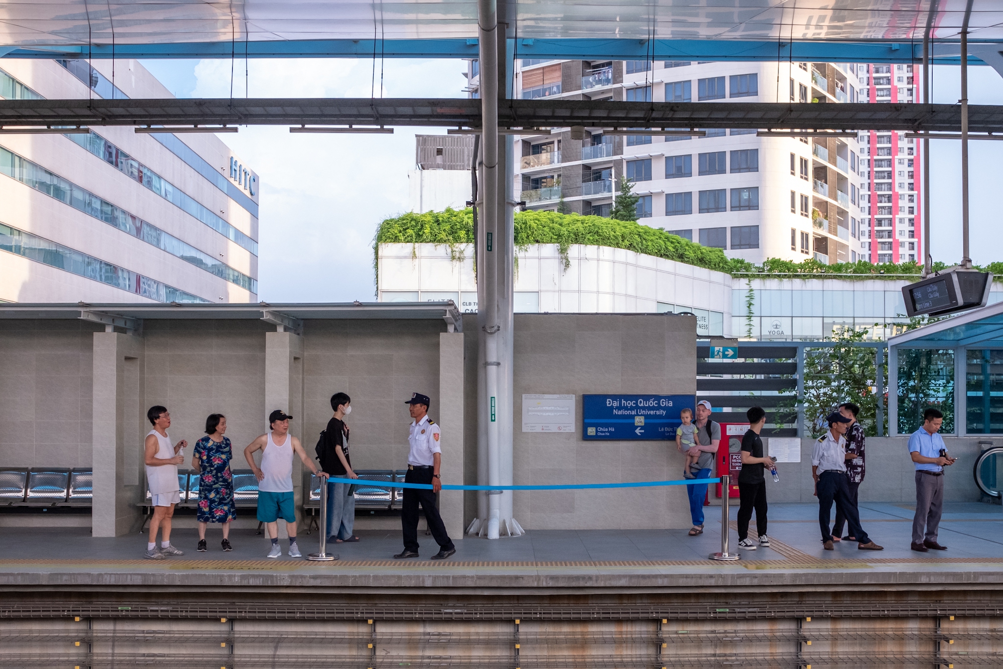 Xiêu lòng khoảnh khắc ánh hoàng hôn phủ vàng lên tuyến tàu Metro Nhổn - ga Hà Nội trong ngày đầu đón khách- Ảnh 21.