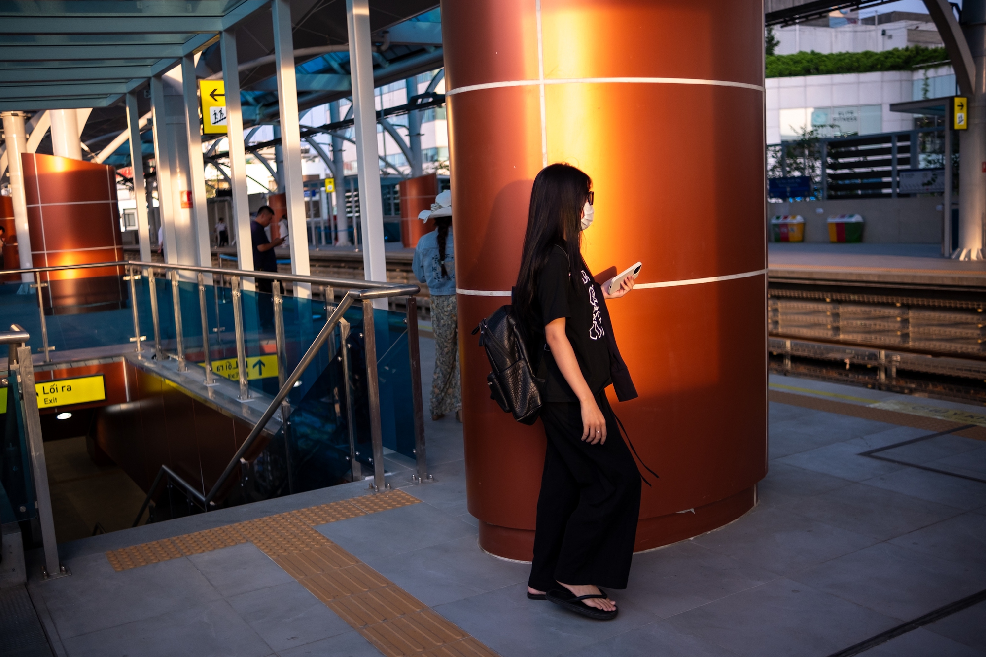 Xiêu lòng khoảnh khắc ánh hoàng hôn phủ vàng lên tuyến tàu Metro Nhổn - ga Hà Nội trong ngày đầu đón khách- Ảnh 7.