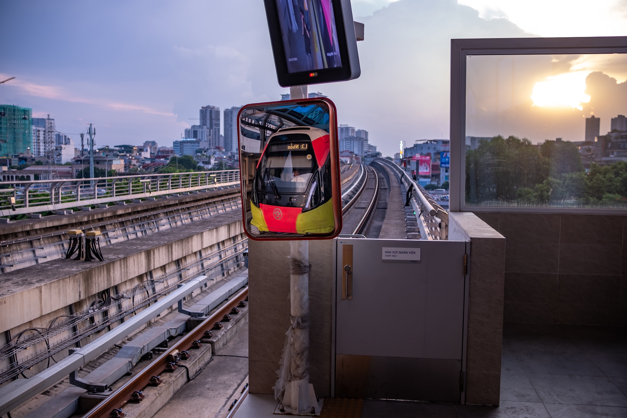 Xiêu lòng khoảnh khắc ánh hoàng hôn phủ vàng lên tuyến tàu Metro Nhổn - ga Hà Nội trong ngày đầu đón khách- Ảnh 13.
