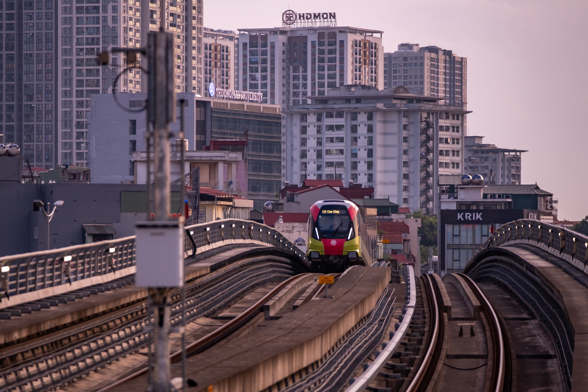 Xiêu lòng khoảnh khắc ánh hoàng hôn phủ vàng lên tuyến tàu Metro Nhổn - ga Hà Nội trong ngày đầu đón khách- Ảnh 2.