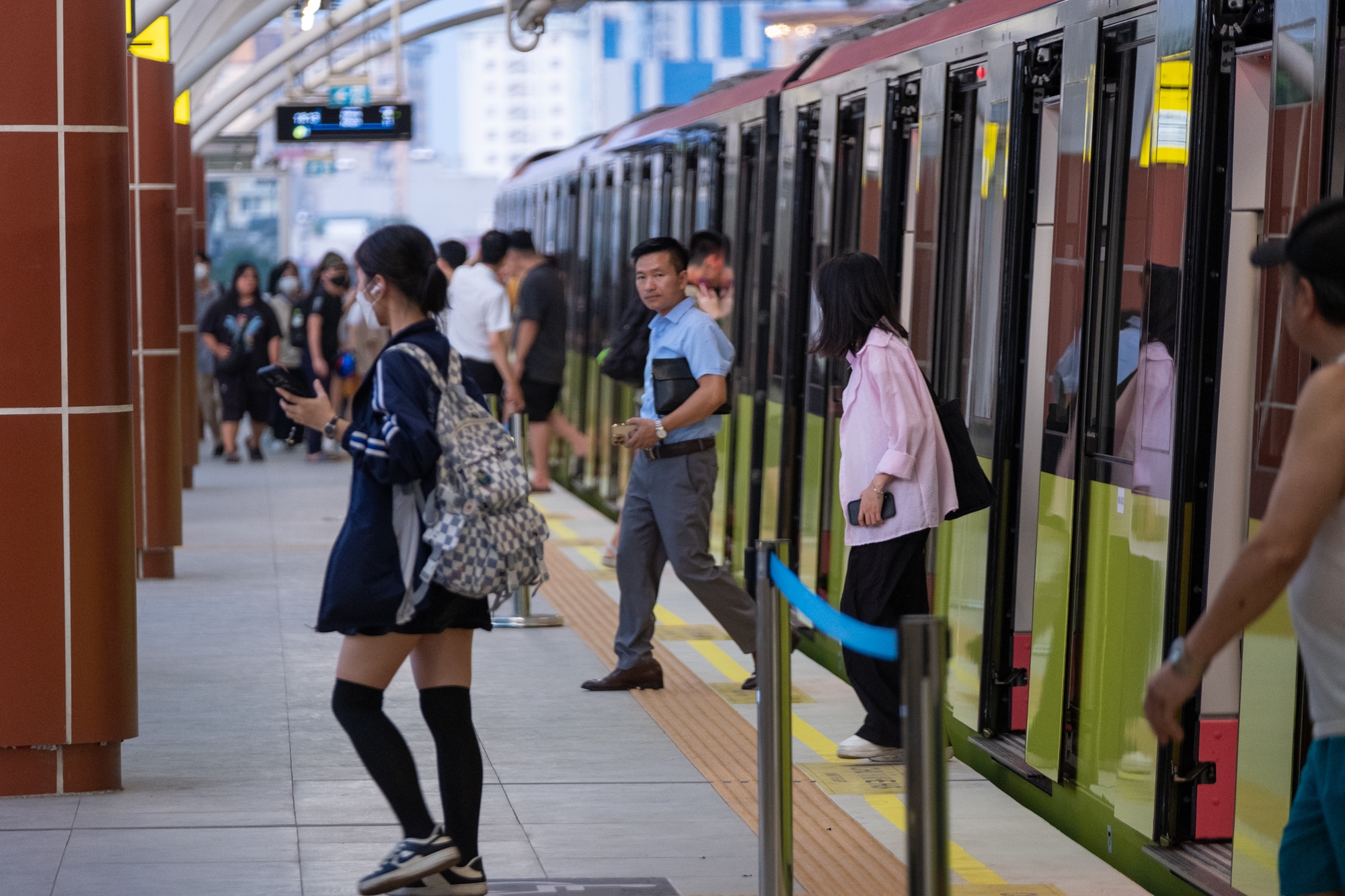 Xiêu lòng khoảnh khắc ánh hoàng hôn phủ vàng lên tuyến tàu Metro Nhổn - ga Hà Nội trong ngày đầu đón khách- Ảnh 22.