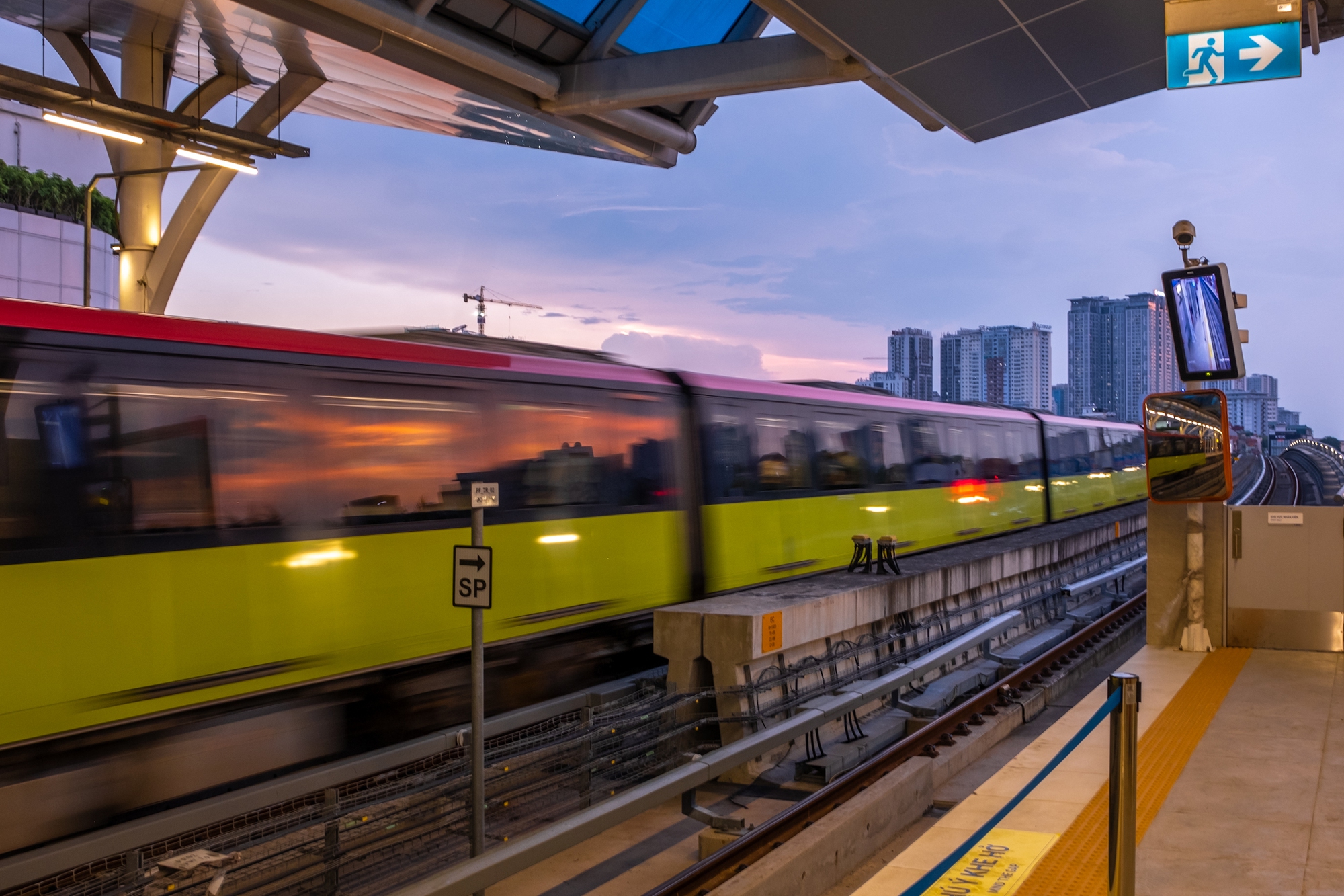Xiêu lòng khoảnh khắc ánh hoàng hôn phủ vàng lên tuyến tàu Metro Nhổn - ga Hà Nội trong ngày đầu đón khách- Ảnh 3.
