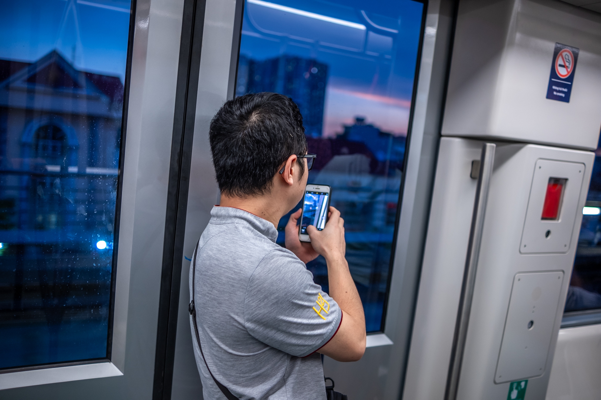 Xiêu lòng khoảnh khắc ánh hoàng hôn phủ vàng lên tuyến tàu Metro Nhổn - ga Hà Nội trong ngày đầu đón khách- Ảnh 17.
