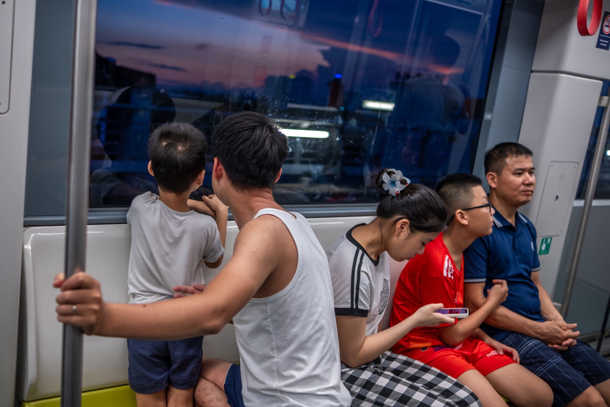 Xiêu lòng khoảnh khắc ánh hoàng hôn phủ vàng lên tuyến tàu Metro Nhổn - ga Hà Nội trong ngày đầu đón khách- Ảnh 16.