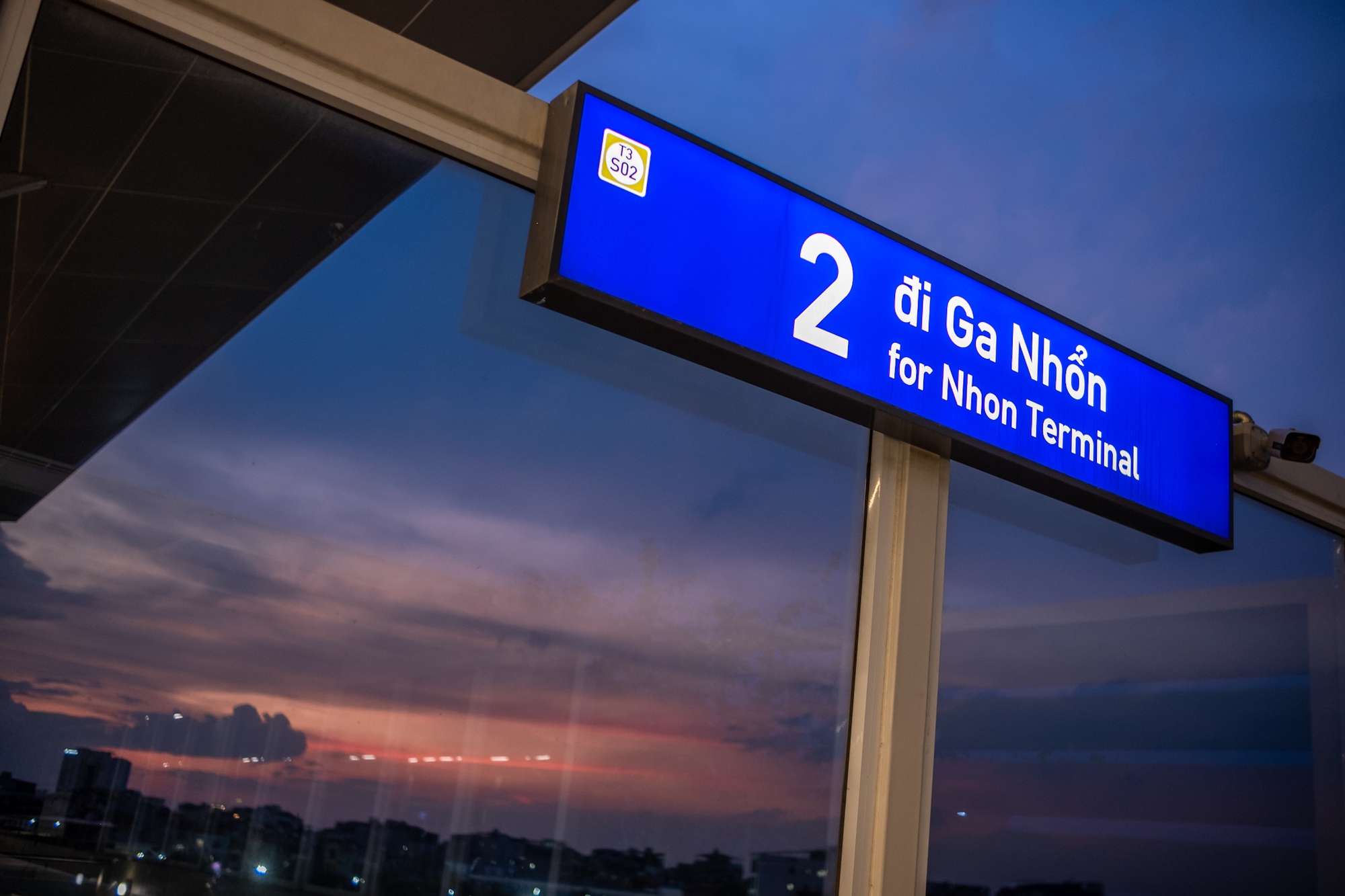 Xiêu lòng khoảnh khắc ánh hoàng hôn phủ vàng lên tuyến tàu Metro Nhổn - ga Hà Nội trong ngày đầu đón khách- Ảnh 11.