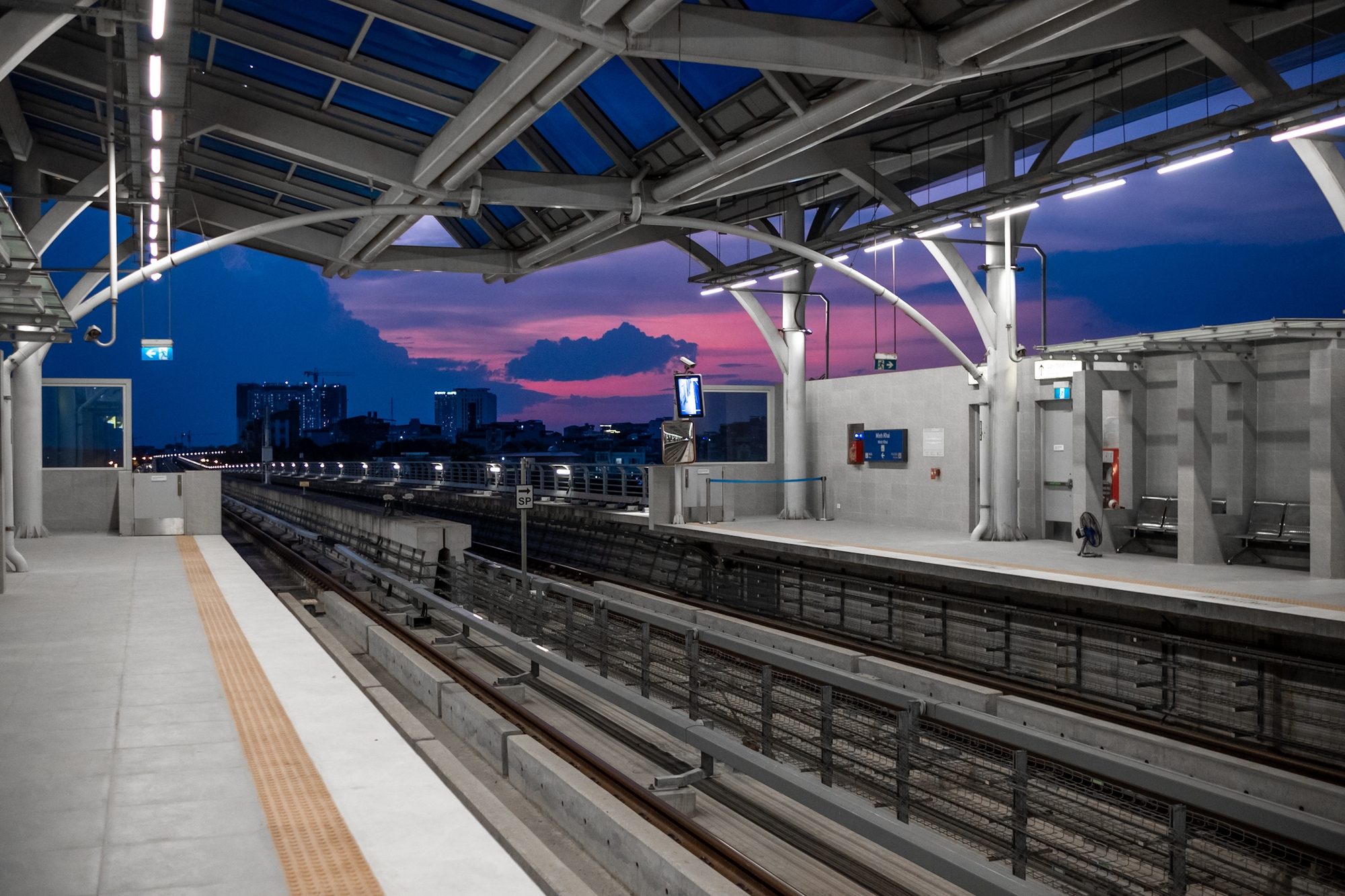Xiêu lòng khoảnh khắc ánh hoàng hôn phủ vàng lên tuyến tàu Metro Nhổn - ga Hà Nội trong ngày đầu đón khách- Ảnh 23.