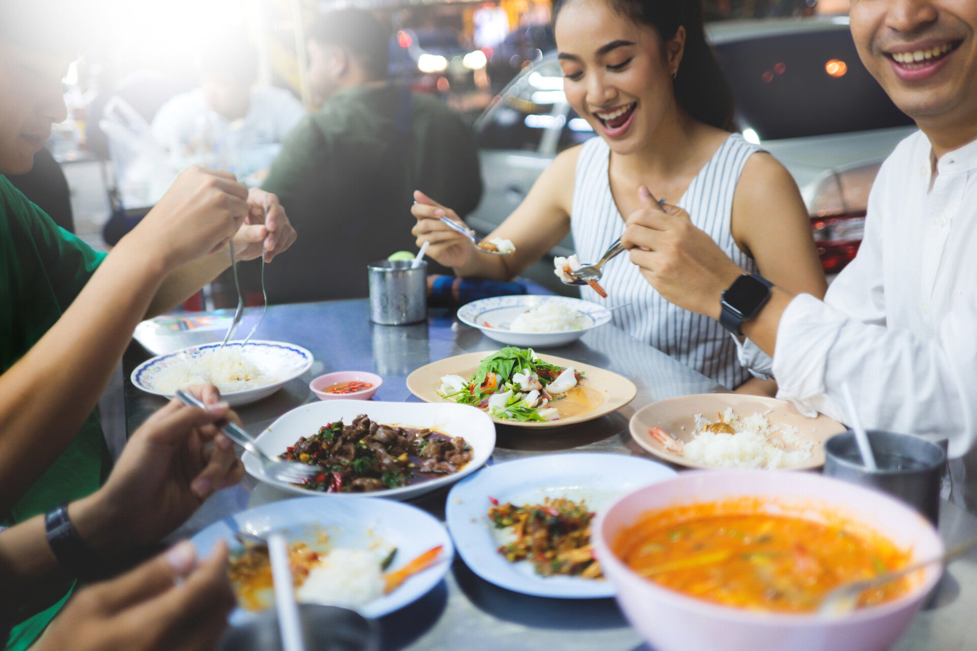 Được hỏi cứu ai khi mẹ, vợ và con gái cùng rơi xuống nước, đáp án của chồng khiến vợ muốn bật khóc- Ảnh 2.