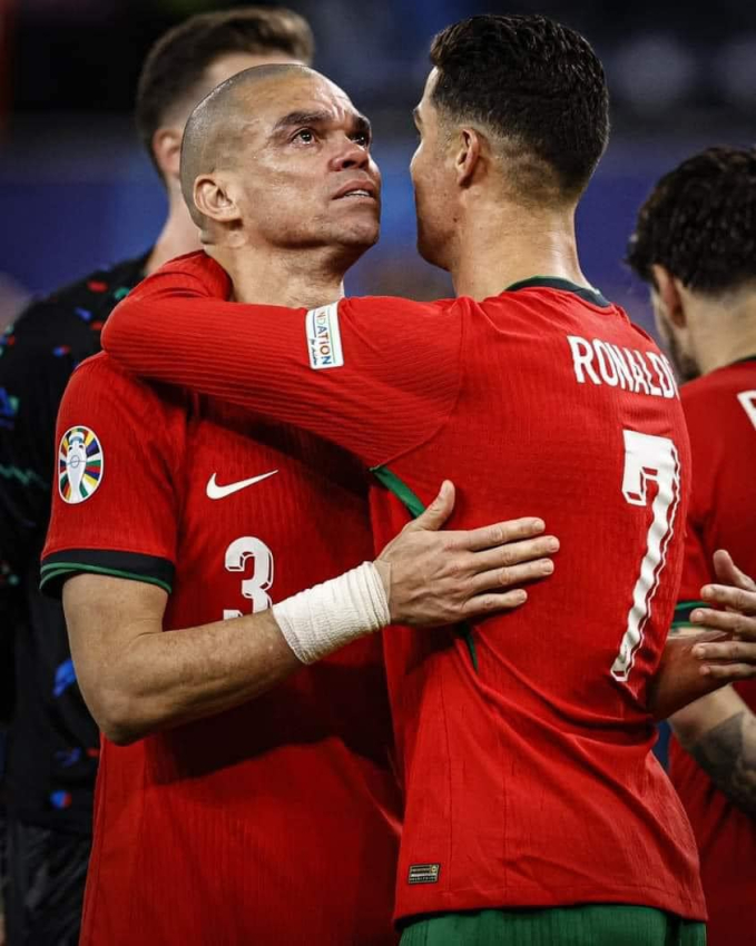 Pepe giải nghệ, Ronaldo xúc động không thành lời: Khoảnh khắc người đàn ông 41 tuổi tựa vai CR7 òa khóc như đứa trẻ chỉ còn là kỷ niệm- Ảnh 1.