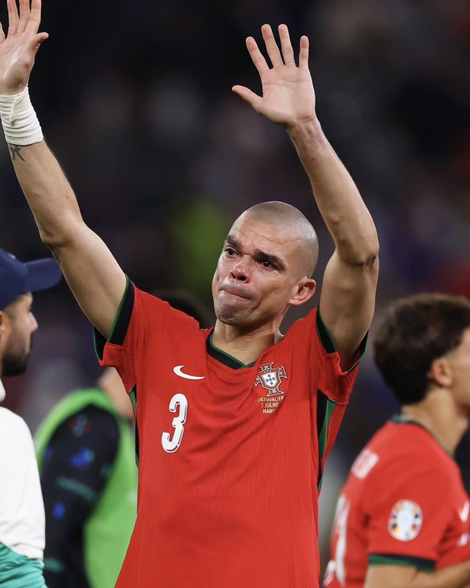 Pepe giải nghệ, Ronaldo xúc động không thành lời: Khoảnh khắc người đàn ông 41 tuổi tựa vai CR7 òa khóc như đứa trẻ chỉ còn là kỷ niệm- Ảnh 2.