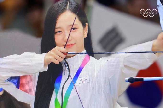 Video: Nữ thần Jisoo (BlackPink) cực xinh khi cosplay nữ xạ thủ ngầu nhất Olympic khiến fan phát cuồng- Ảnh 9.