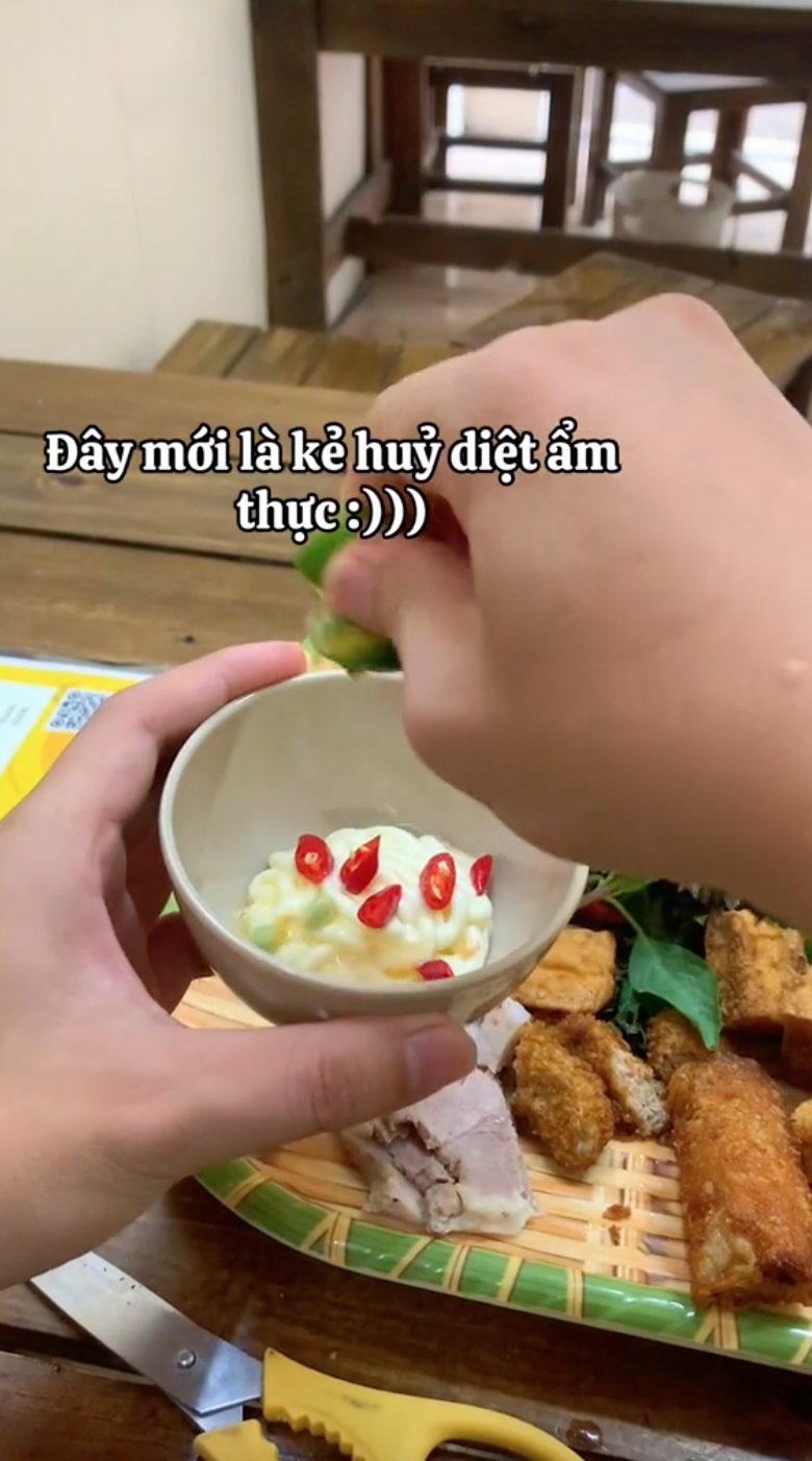 Chàng trai ăn bún đậu với... mayonnaise khiến nhiều người bức xúc: "Cố tình huỷ hoại ẩm thực à"?- Ảnh 2.