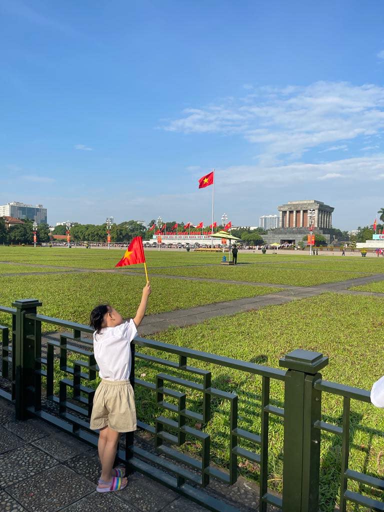 Chuyện "nhà tôi treo 1 lá cờ" và bài học đầu tiên dạy con về lòng yêu nước- Ảnh 2.