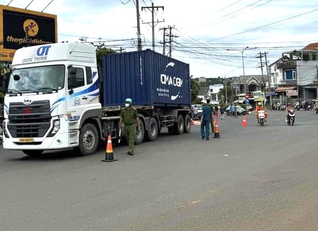 Tạm giữ lái xe đầu kéo container cán tử vong hai dì cháu ở Bình Phước- Ảnh 1.