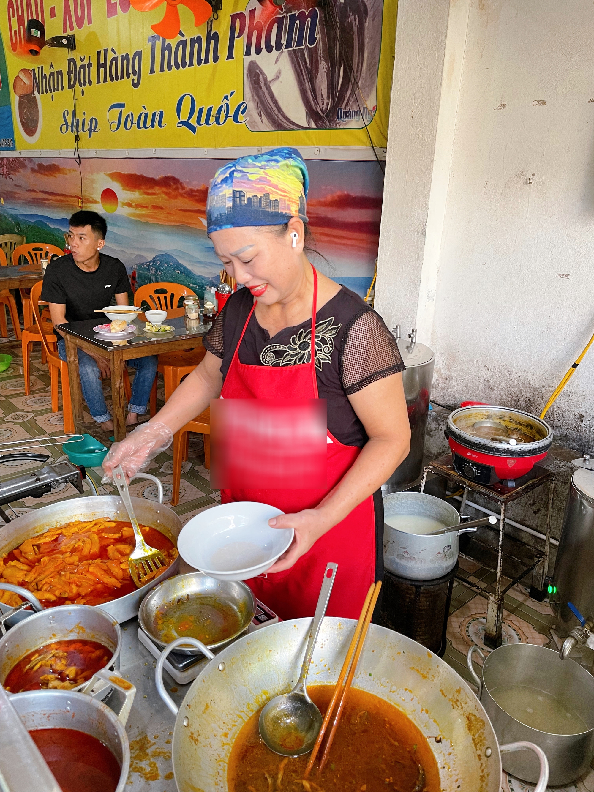 Vượt hơn 300km ăn thử lươn đồng tại "quán ruột" của Quang Linh Vlogs và Lôi Con khi về Việt Nam- Ảnh 5.