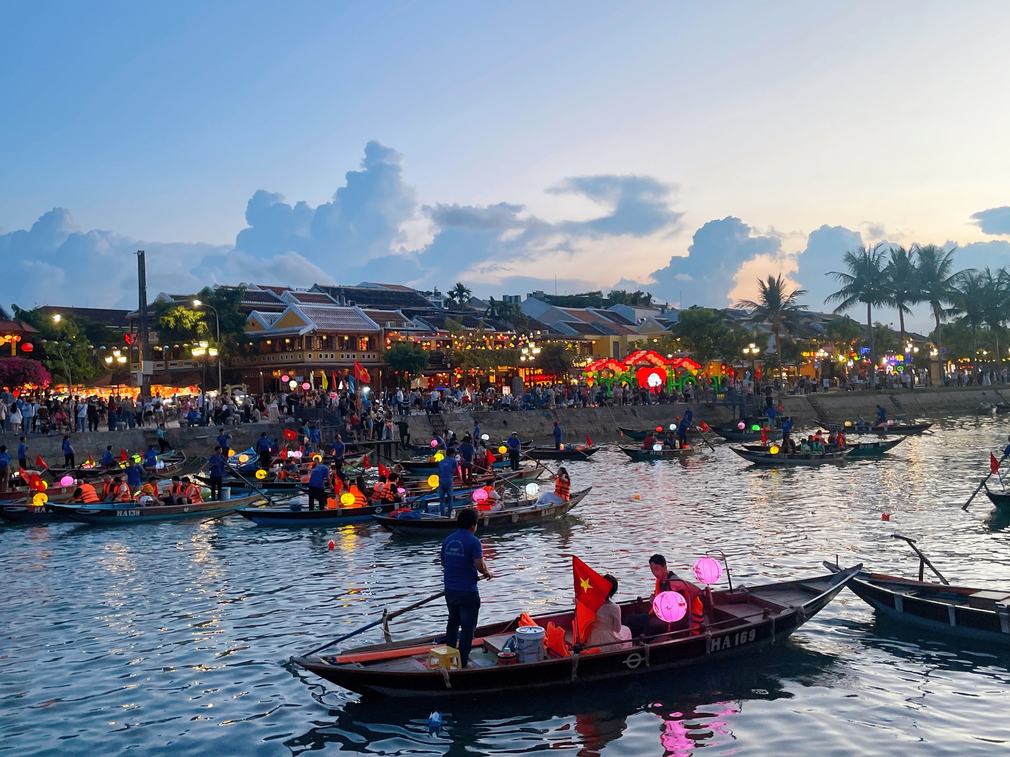 Hội An ngày nghỉ lễ: Một góc sống ảo cả nghìn "nàng thơ", quán nước Mót "vỡ trận"- Ảnh 13.