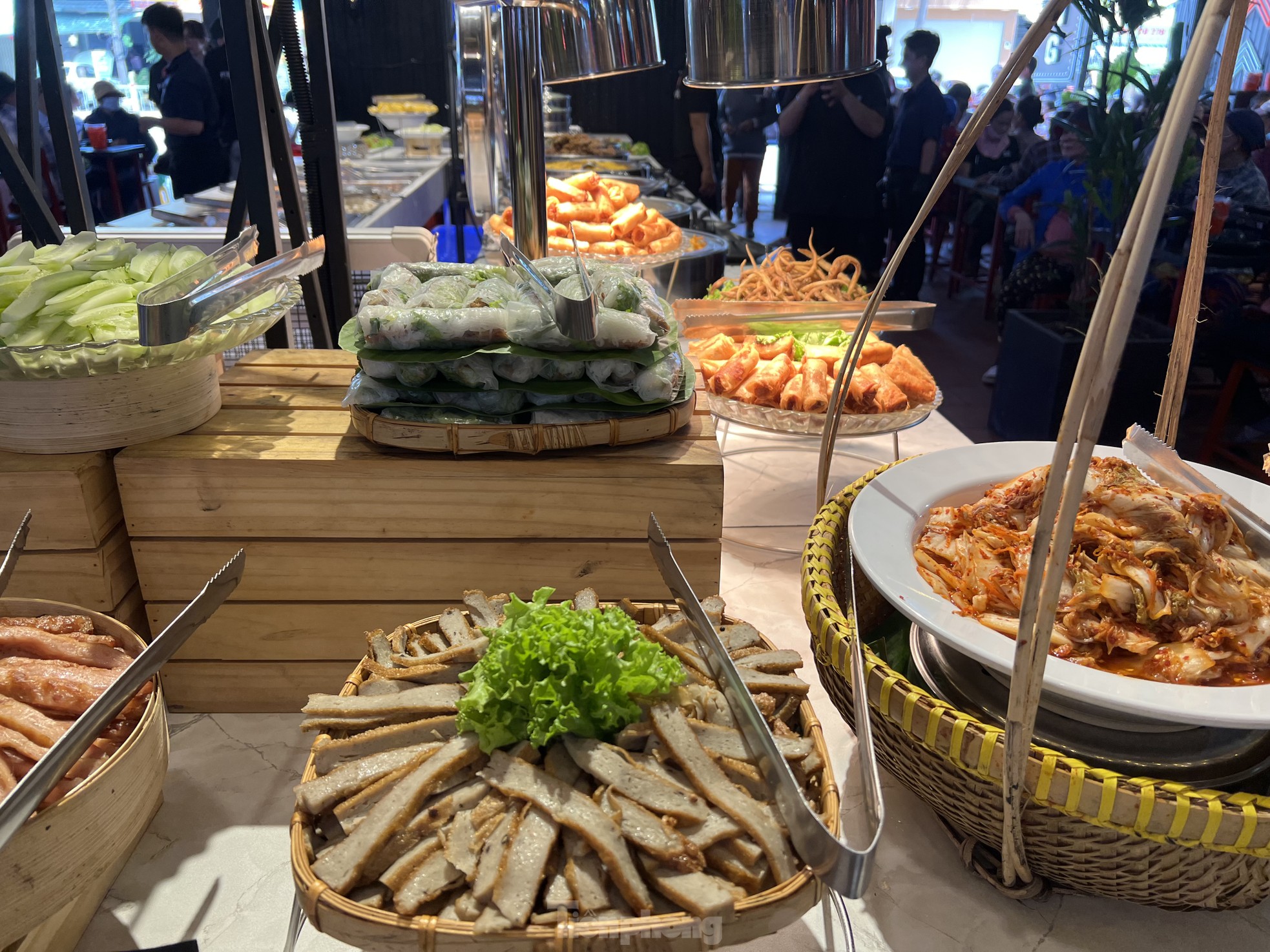 Xúc động tiệc buffet 1.000 đồng ở TPHCM- Ảnh 3.