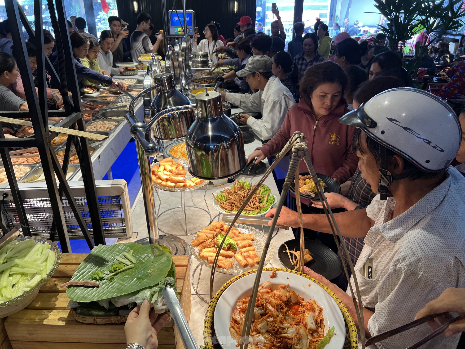 Xúc động tiệc buffet 1.000 đồng ở TPHCM- Ảnh 1.