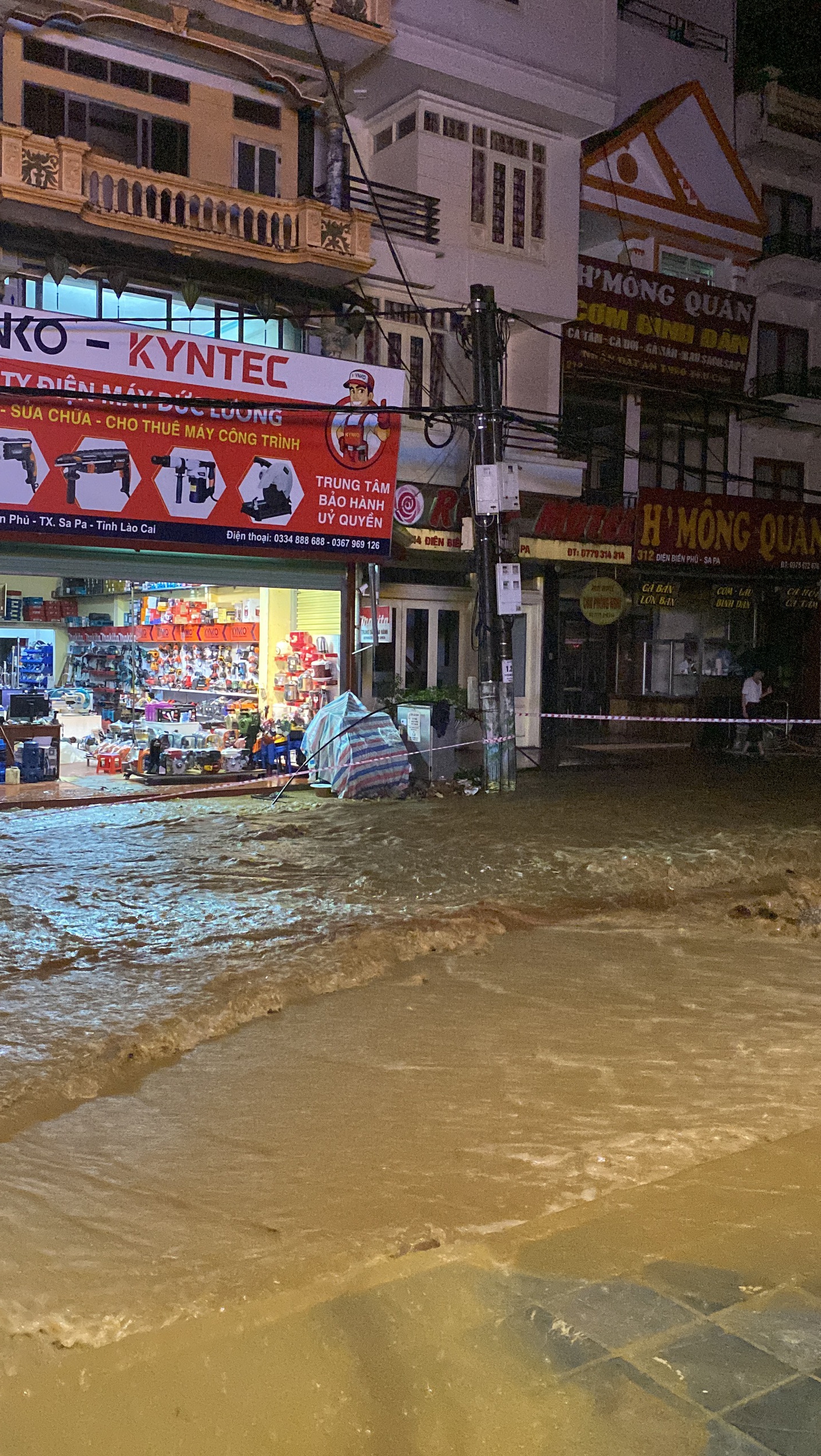 "Nước từ thác đổ ào ào xuống chỗ ở" - trải nghiệm đáng sợ của du khách kẹt giữa vùng núi sạt lở, bão lũ- Ảnh 2.