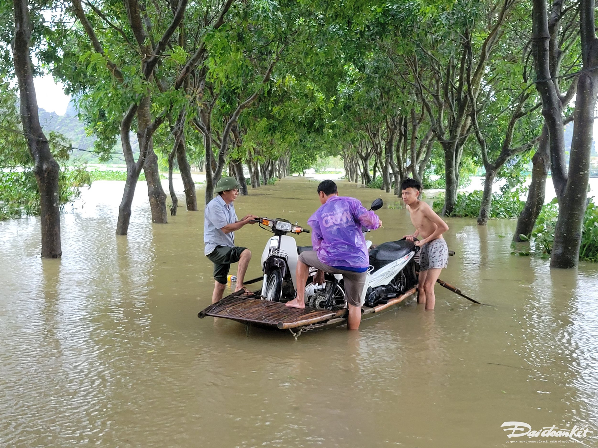 Diễn biến mưa lũ 10/9: Hàng loạt sông ở miền Bắc đạt mức báo động, sẵn sàng trực thăng ứng cứu vùng bị chia cắt- Ảnh 9.