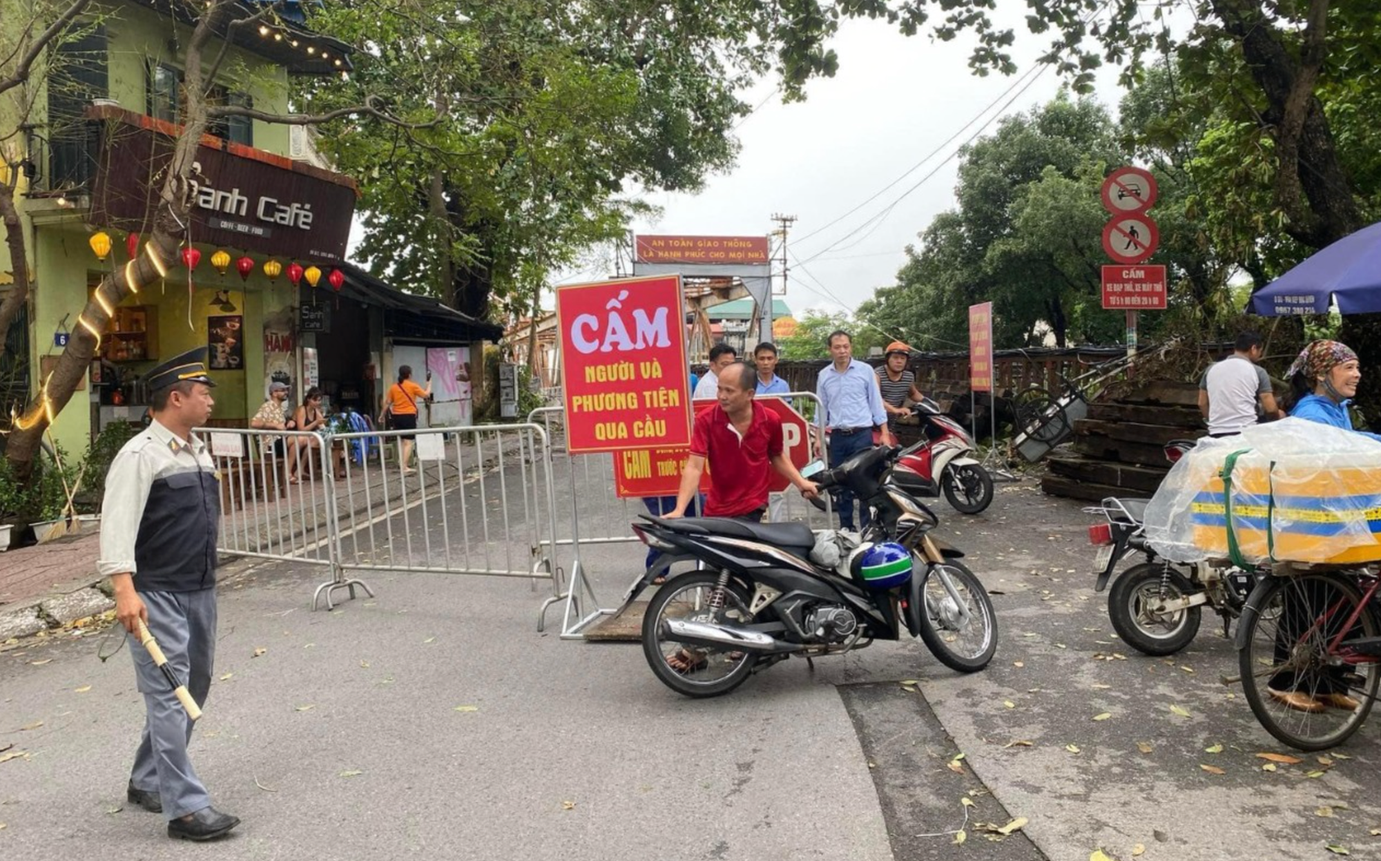 Toàn cảnh Hà Nội trong ngày nước sông Hồng dâng cao: Quận Tây Hồ, Hoàn Kiếm sẵn sàng di dời dân tránh lũ- Ảnh 17.