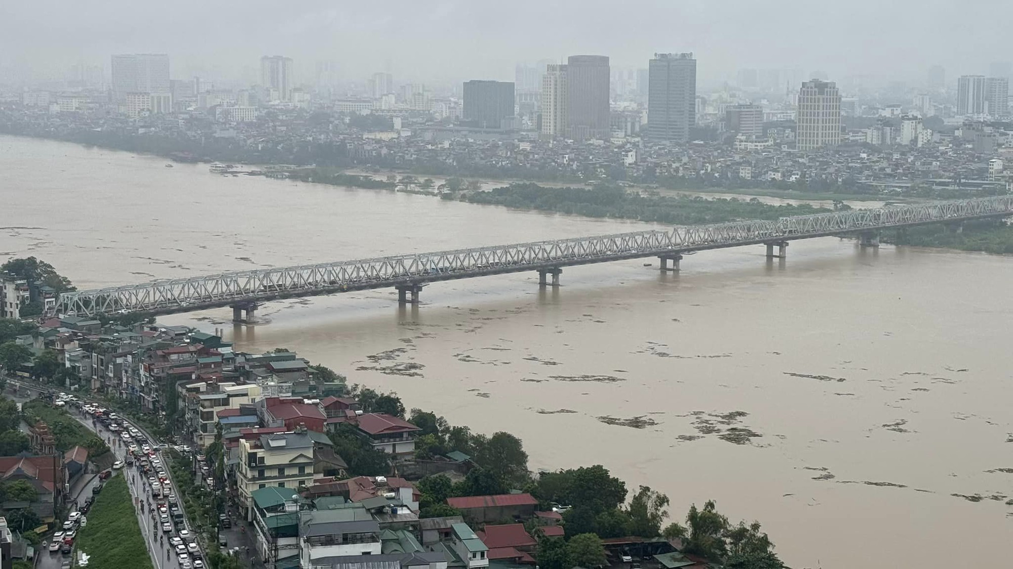 Toàn cảnh Hà Nội trong ngày nước sông Hồng dâng cao: Quận Tây Hồ, Hoàn Kiếm sẵn sàng di dời dân tránh lũ- Ảnh 74.