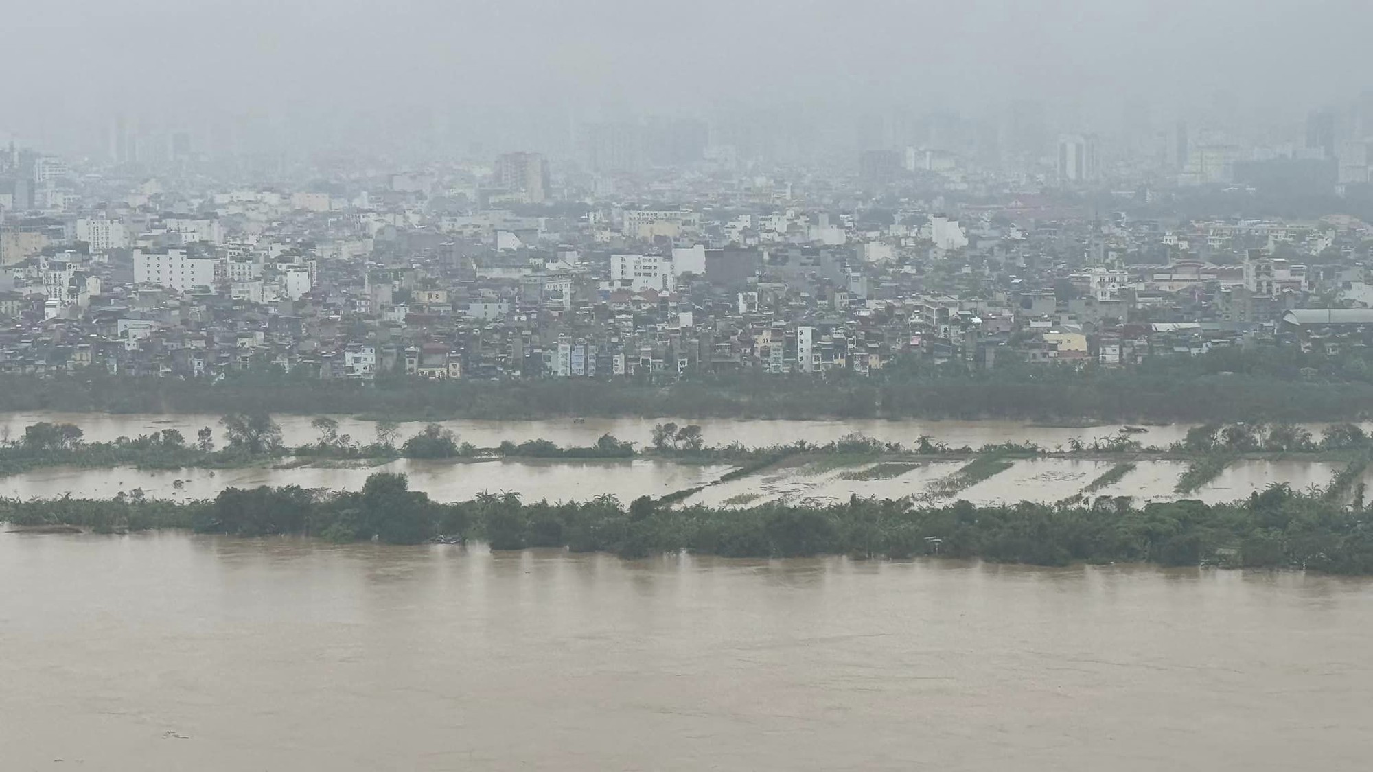 Toàn cảnh Hà Nội trong ngày nước sông Hồng dâng cao: Quận Tây Hồ, Hoàn Kiếm sẵn sàng di dời dân tránh lũ- Ảnh 73.