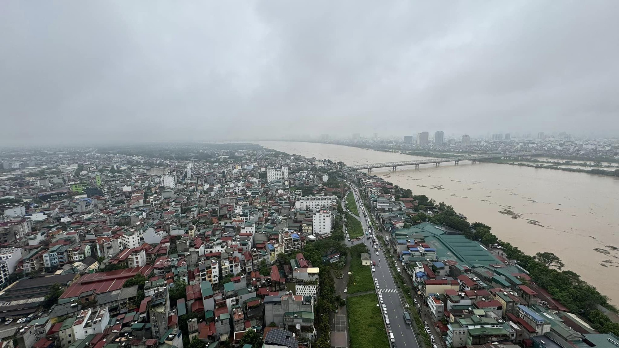 Toàn cảnh Hà Nội trong ngày nước sông Hồng dâng cao: Quận Tây Hồ, Hoàn Kiếm sẵn sàng di dời dân tránh lũ- Ảnh 70.