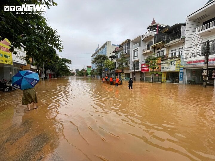 Mưa lớn kéo dài, Yên Bái vẫn ngập trên diện rộng- Ảnh 3.